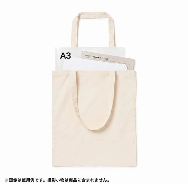 生成り色のシンプルなトートバッグにA3サイズの書類やファイルが収納されている様子