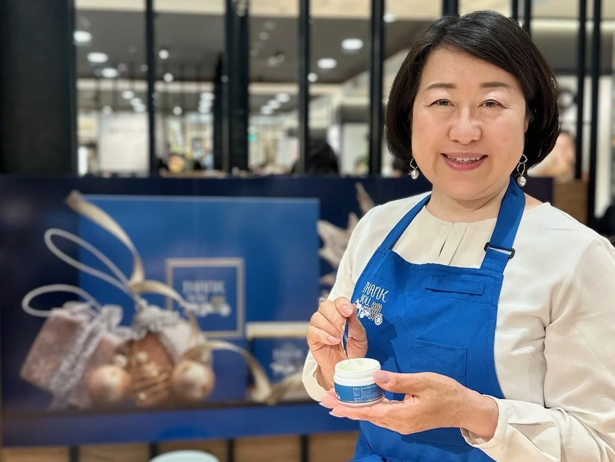 ハンドクリームを持つ女性