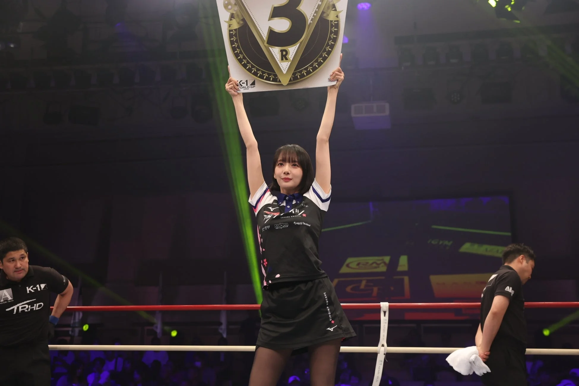 岡田紗佳さんがラウンドボードを掲げる