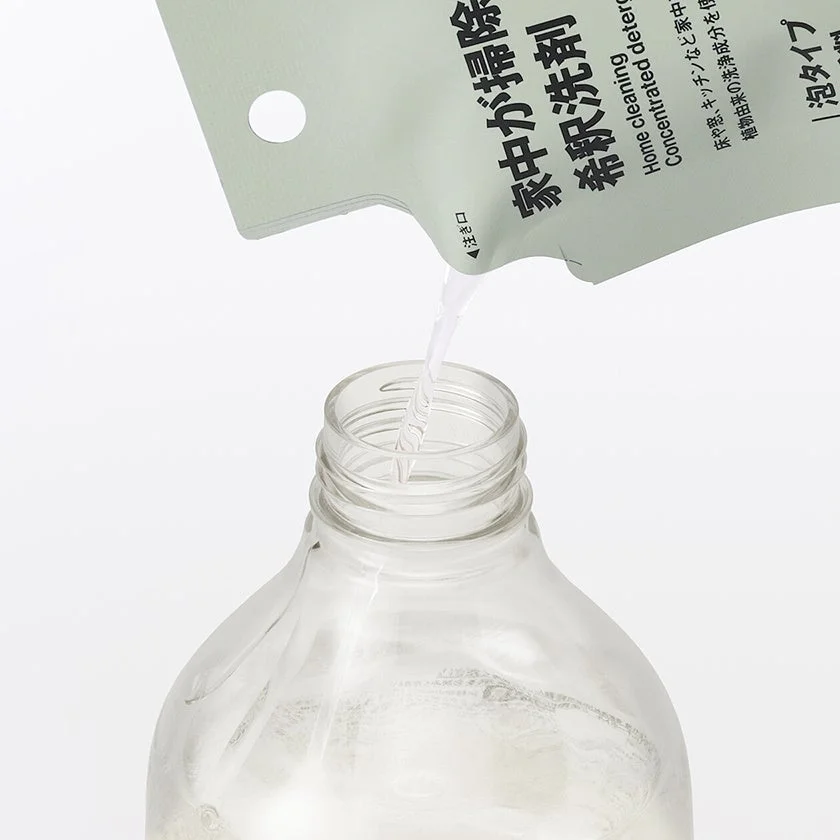 希釈洗剤をボトルに注ぐ様子