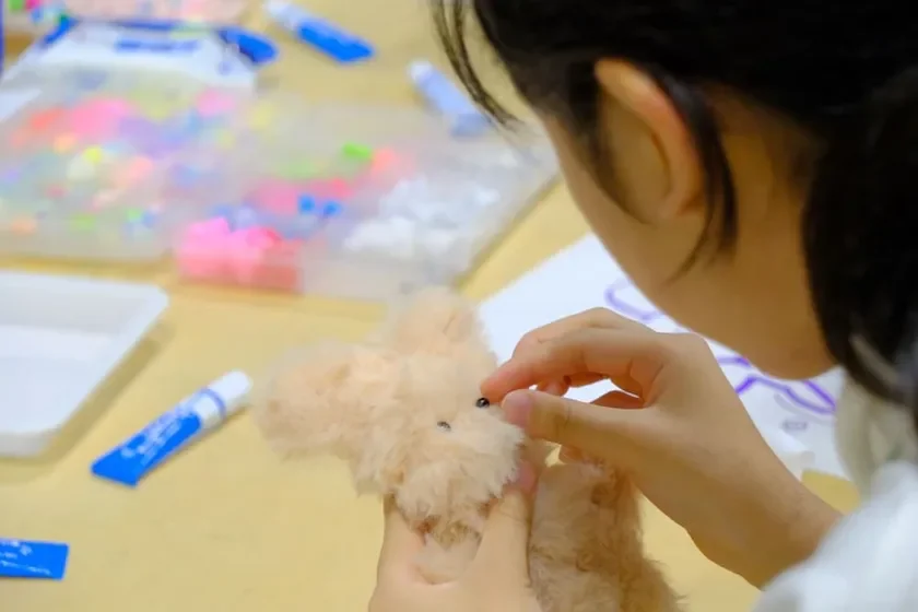 ぬいぐるみに目をつけて手作りしている様子