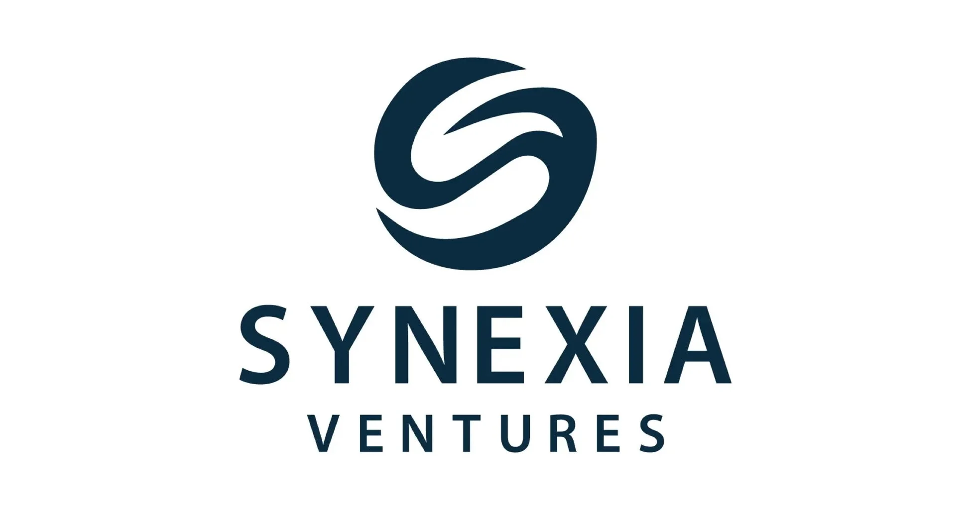 青いS字をモチーフにした円形のロゴマークと「SYNEXIA VENTURES」の文字が配置された企業ロゴ