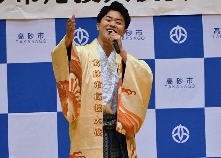 委嘱式で歌唱する風ノ翔馬氏