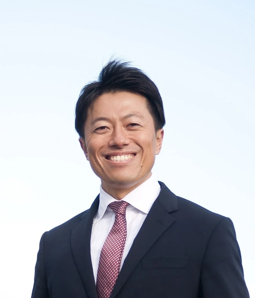 青空を背景に笑顔の戸田敦大淡路市長