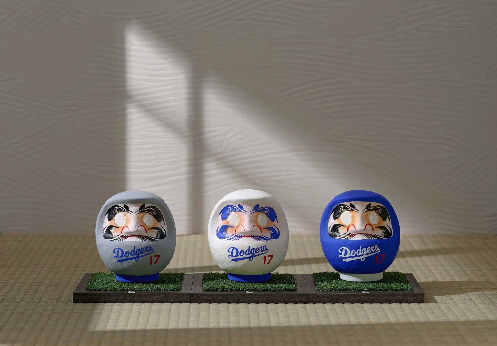 ユニフォームをイメージした3色のだるま
