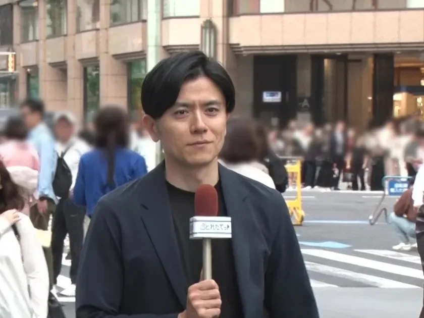 街頭インタビュー中の青木源太さん