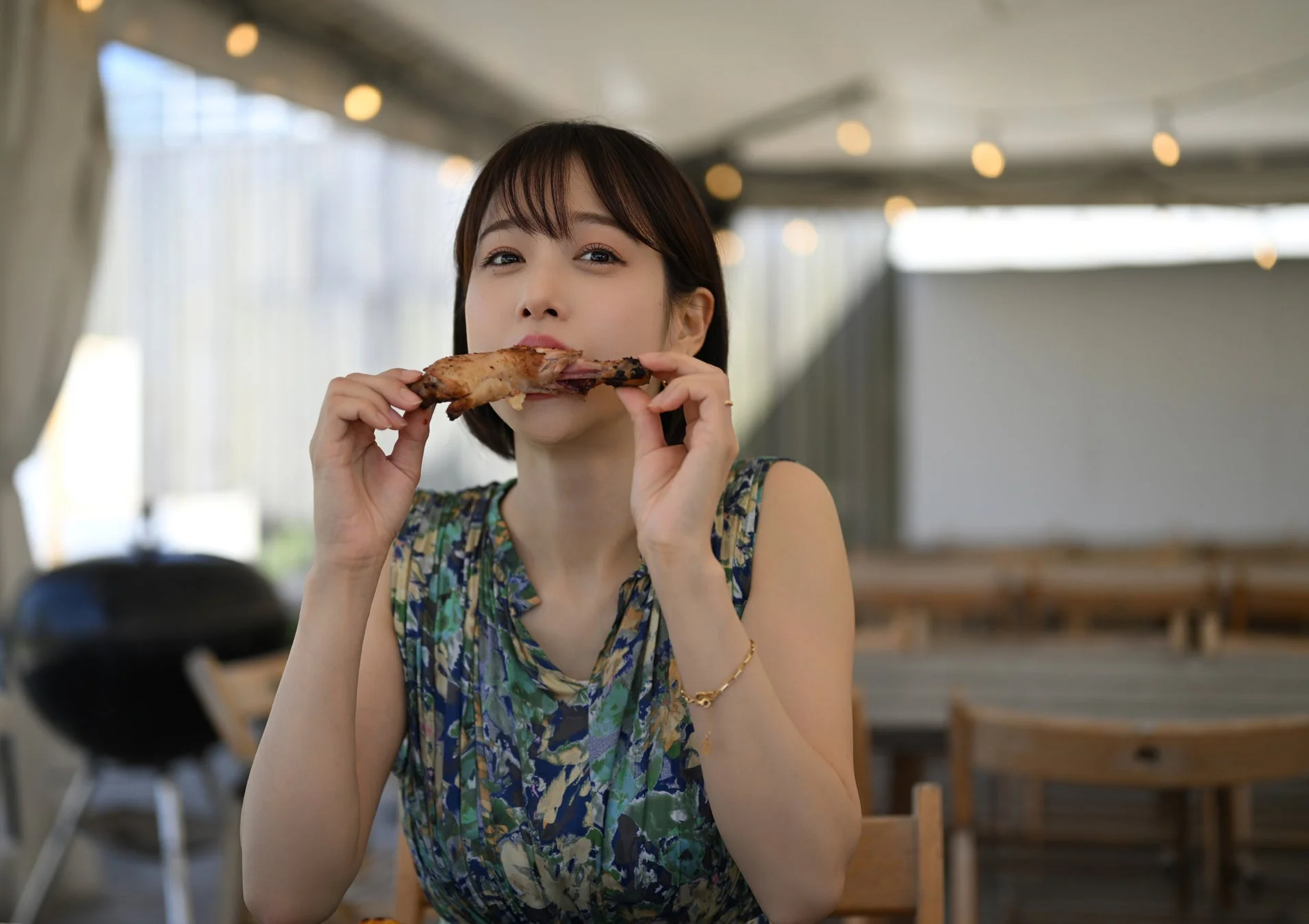 バーベキューを楽しむ鷲見玲奈さん