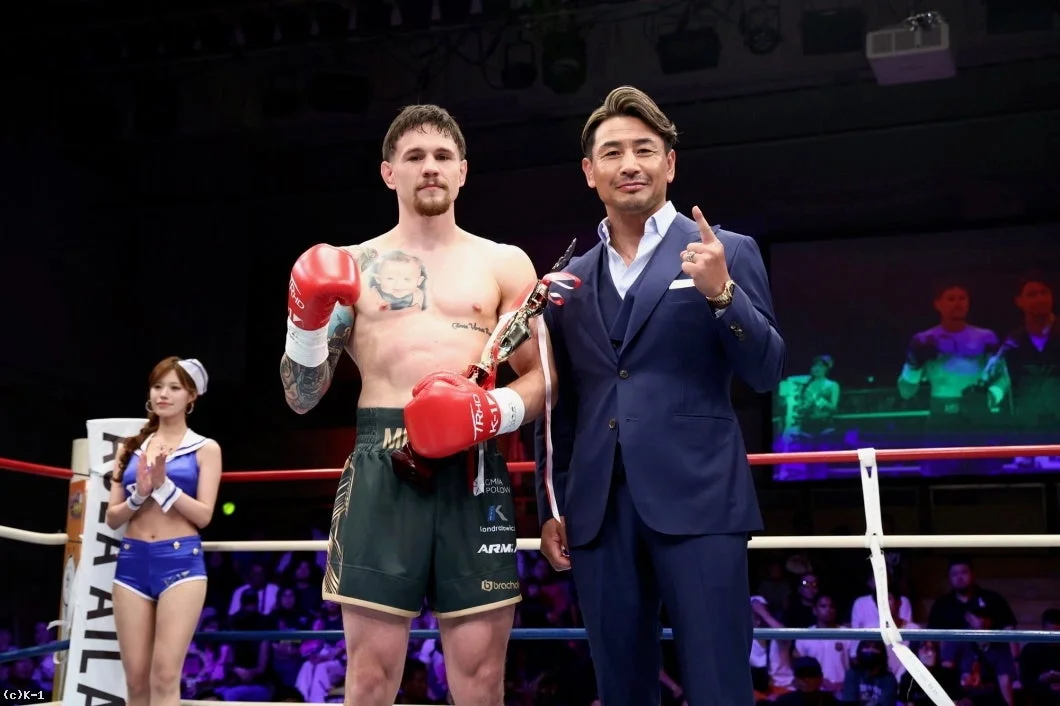 ムシンスキ選手が勝利を喜ぶ