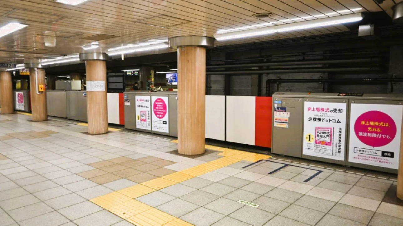 霞ヶ関駅ホームドアシートの広告