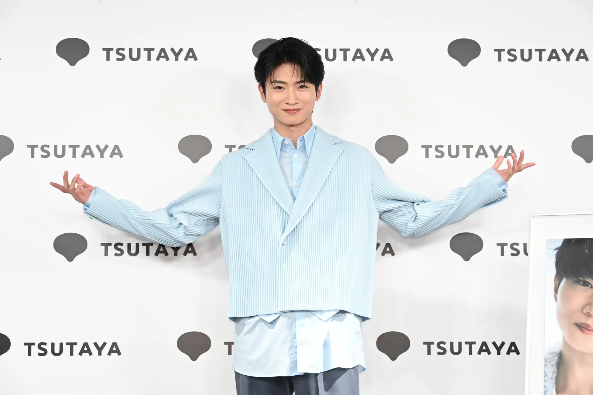 両腕を広げる木村魁希