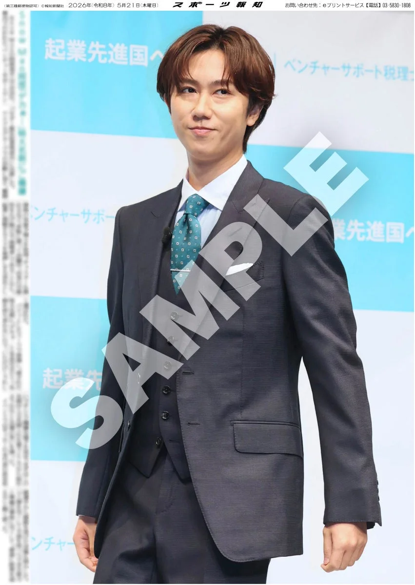 スーツ姿の男性が立つビジネスイベントの様子