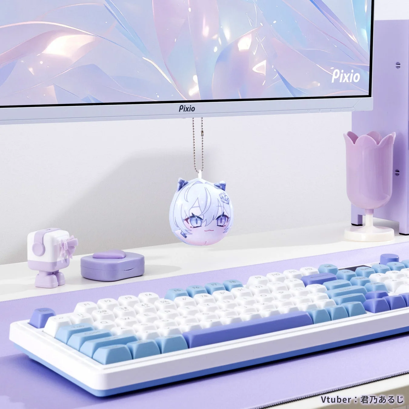 パステルカラーの紫と青を基調としたデスクセットアップ