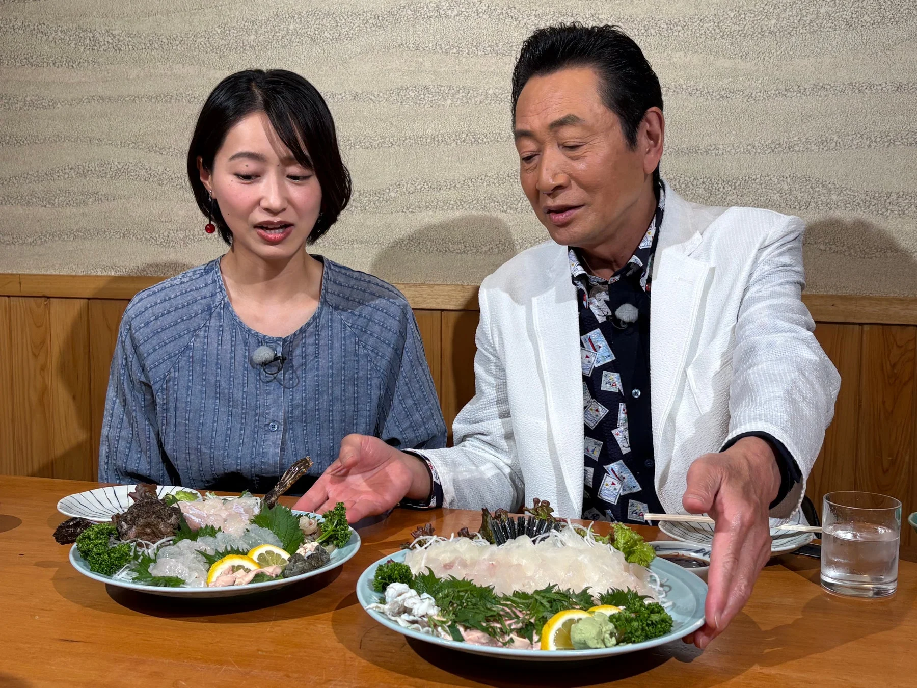 焼き鳥店で食事をする三田村邦彦と吉川亜樹