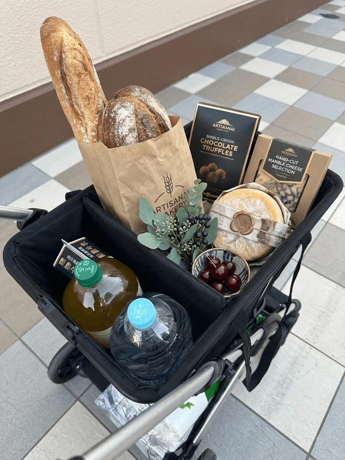 食料品が詰め込まれたベビーカーの荷物入れ