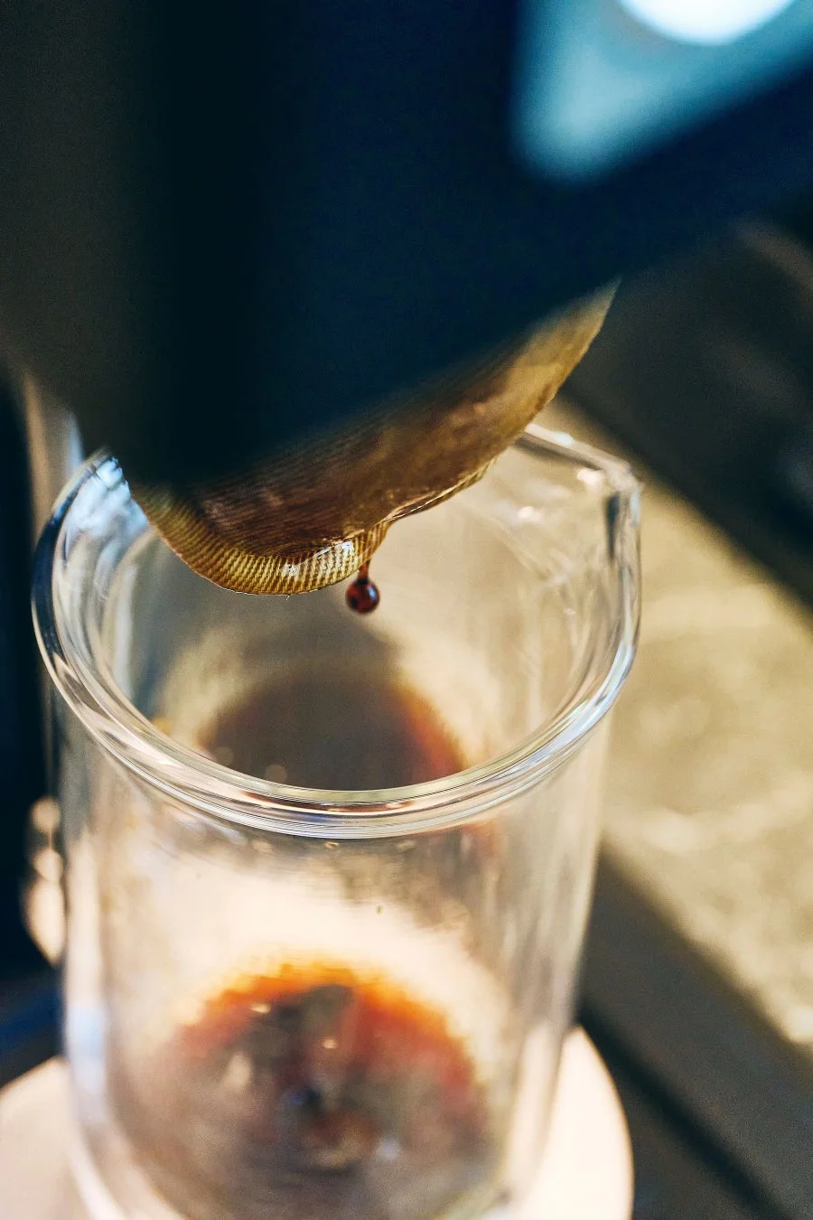 ネルドリップで抽出されるコーヒー