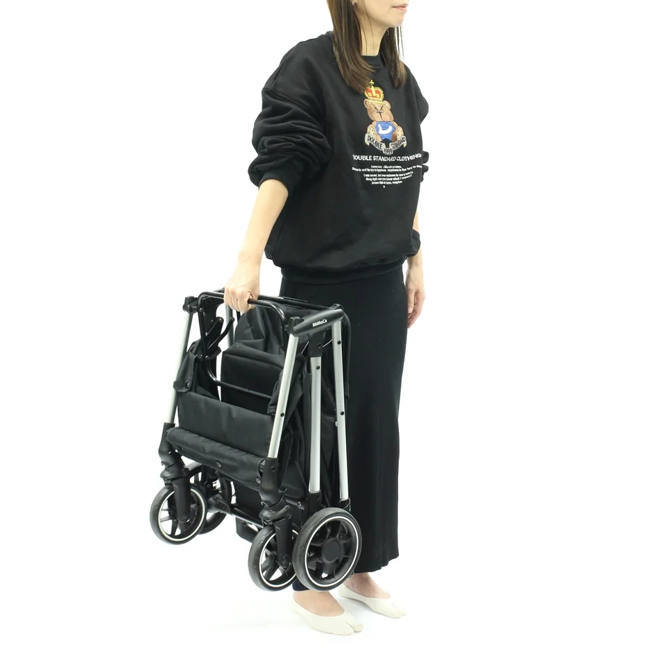 折りたたんだショッピングカートを持つ女性