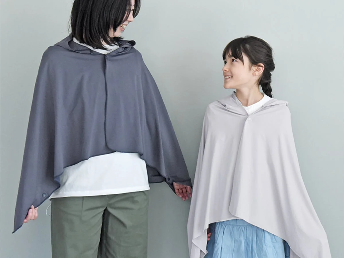 フード付きポンチョを着た親子