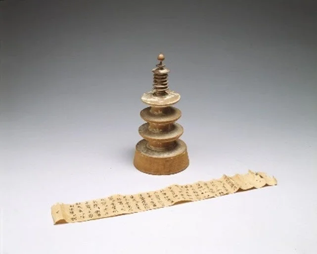 仏塔と巻物