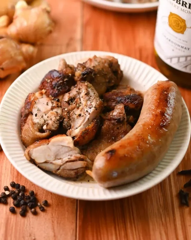 ブランカ食堂の焼かれたチキンとソーセージ