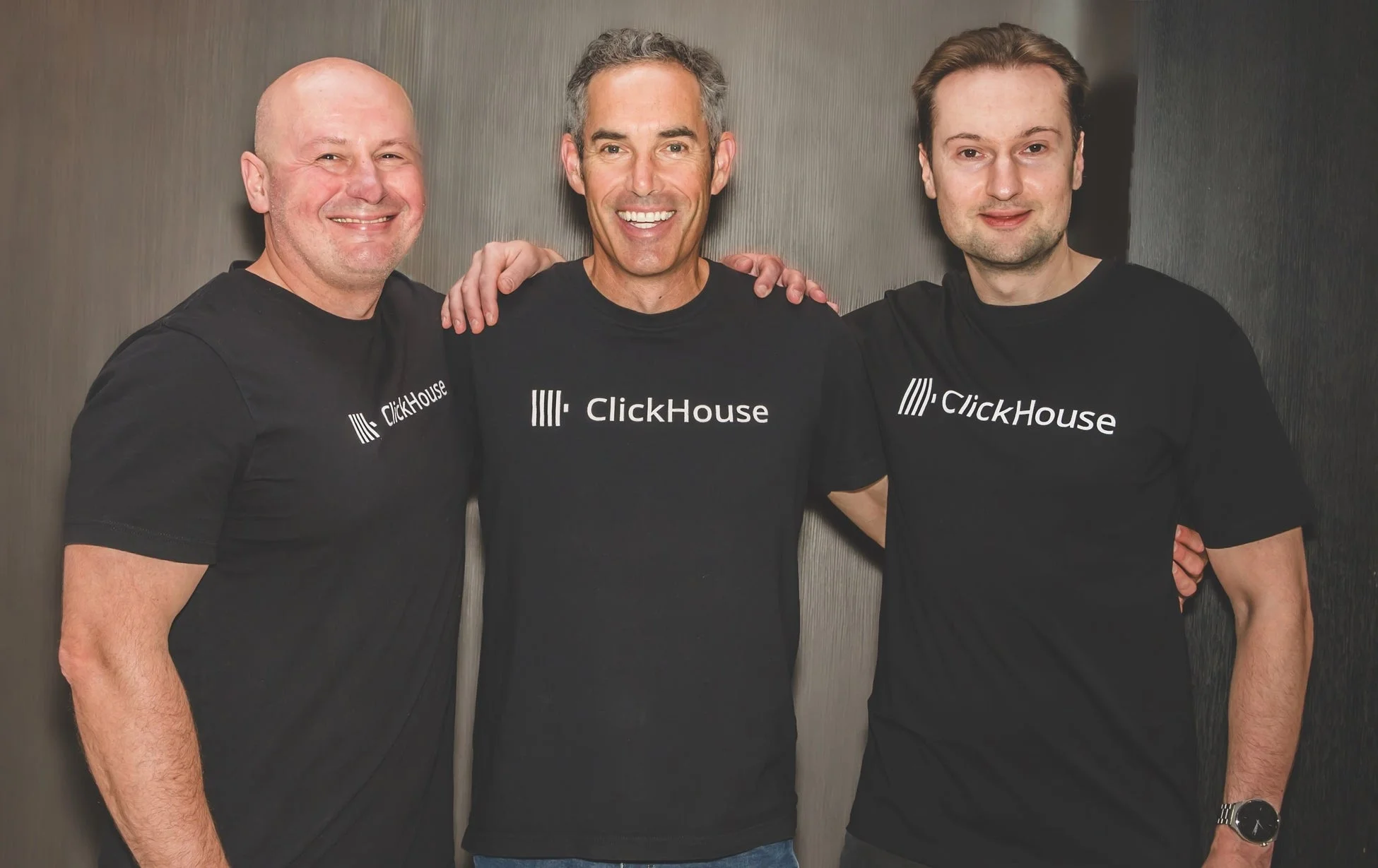 ClickHouseのロゴ入りTシャツを着た3人の男性
