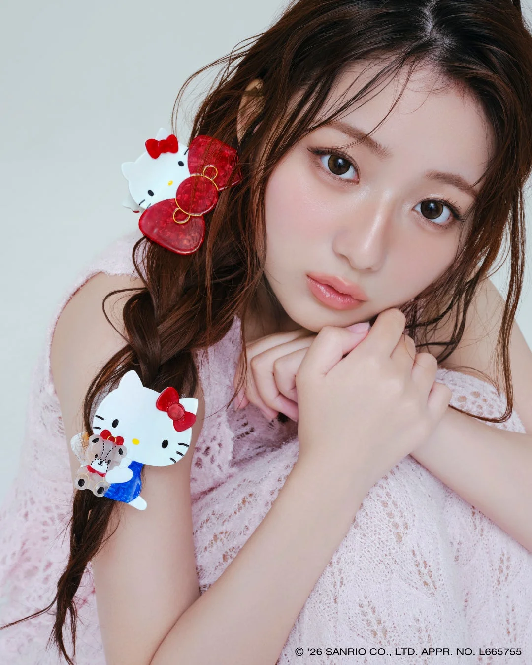 ハローキティのヘアアクセサリーを付けた女性