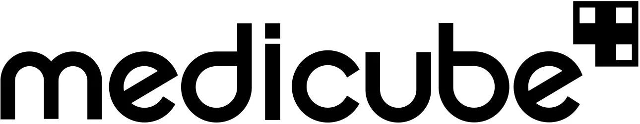 白背景に黒い文字で「medicube」と書かれたロゴマーク