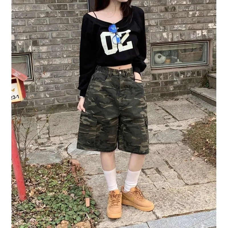 迷彩柄のカーゴショーツと黒のオフショルダートップス