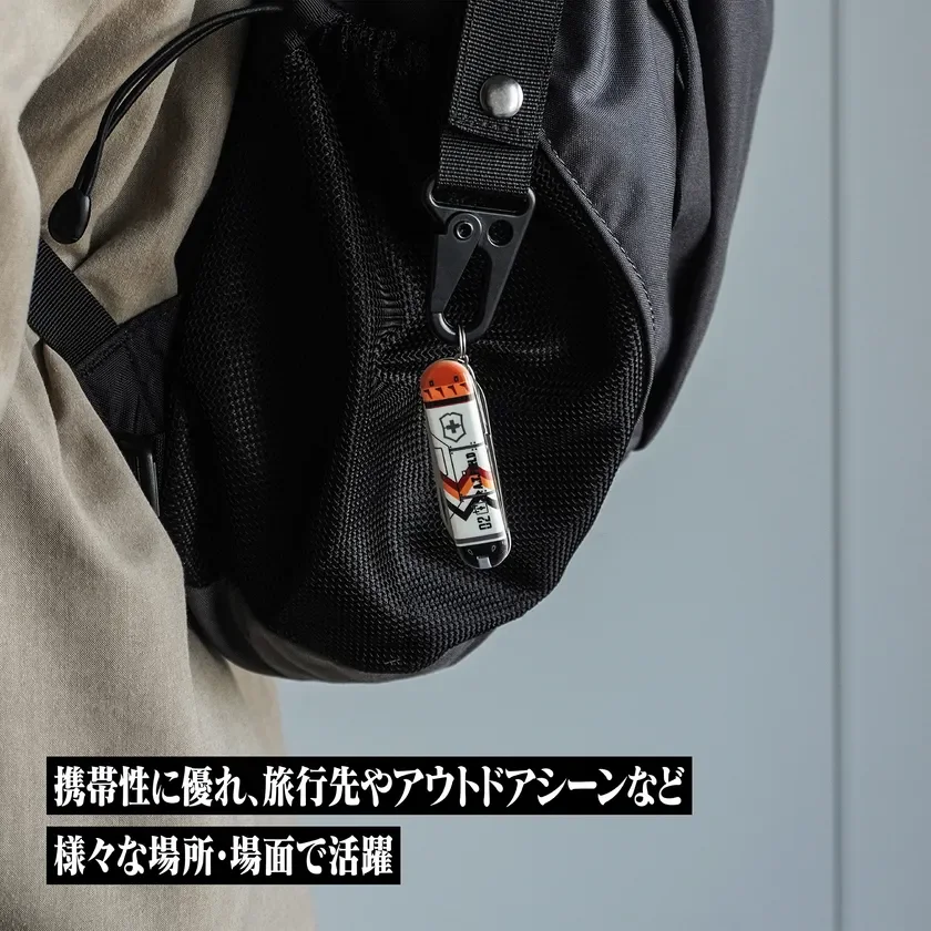 バッグに吊るされたマルチツールのクローズアップ