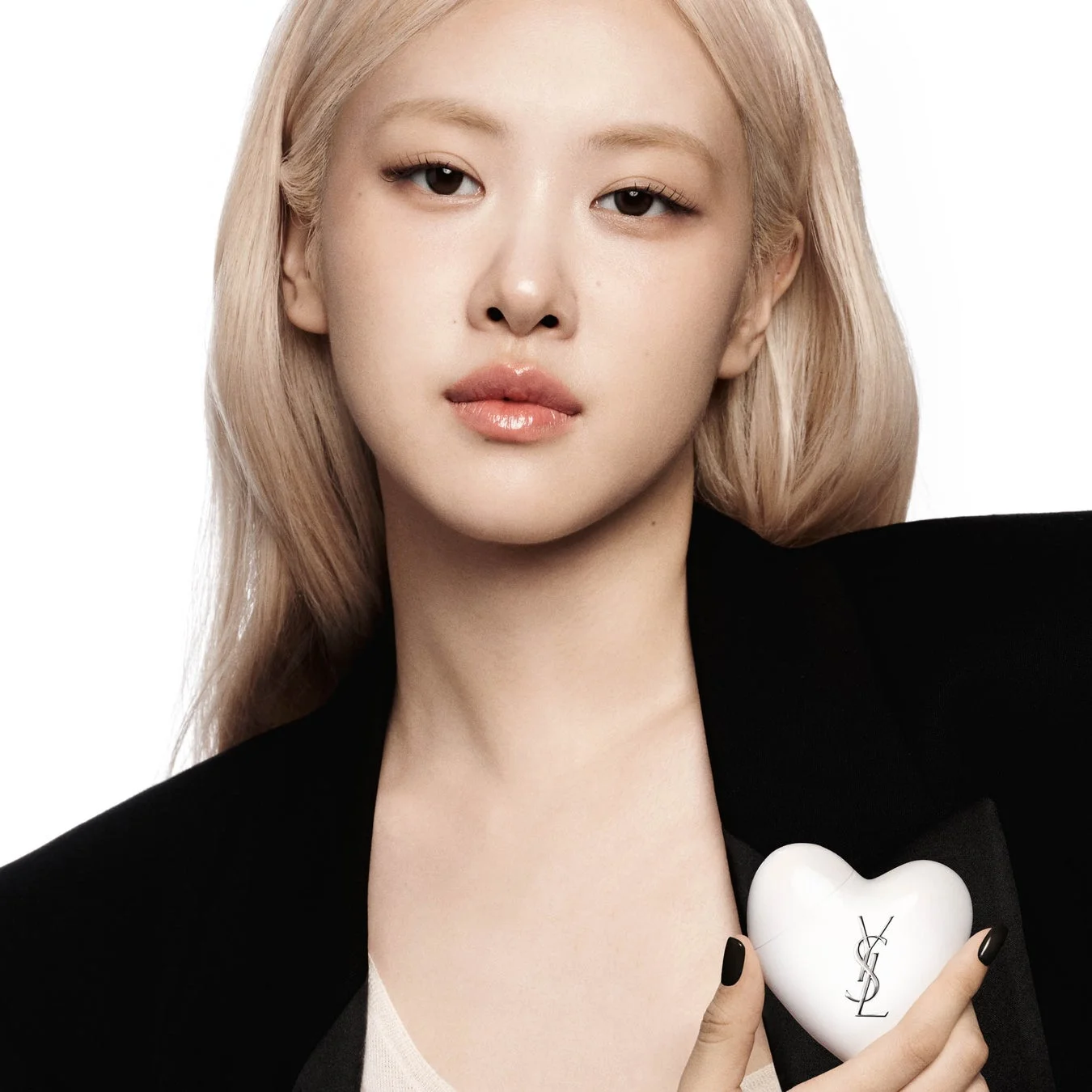 YSL BEAUTY ケアクラッシュ セラムクリームを持つ女性