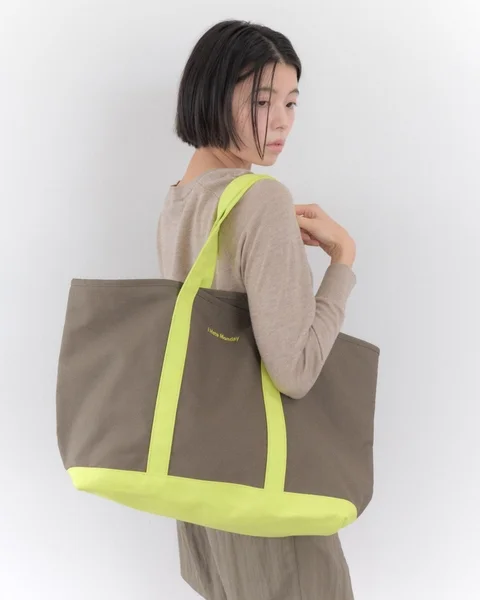 I Hate Mondayのトートバッグを持つ女性
