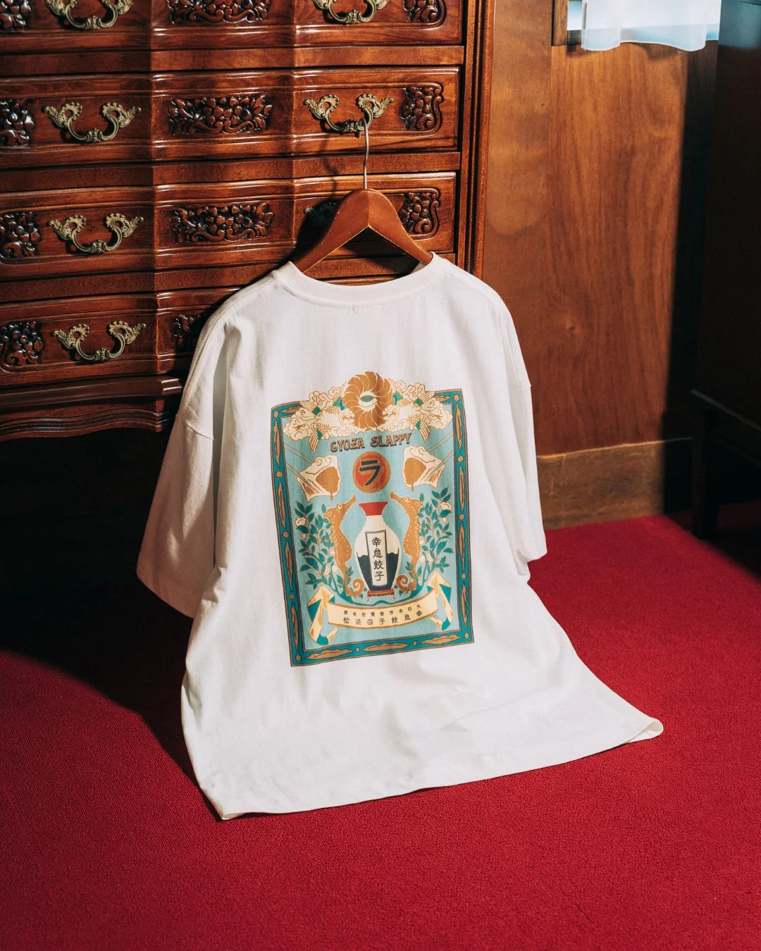 背面に「GYOZA SLAPPY」の看板デザインが施されたTシャツ