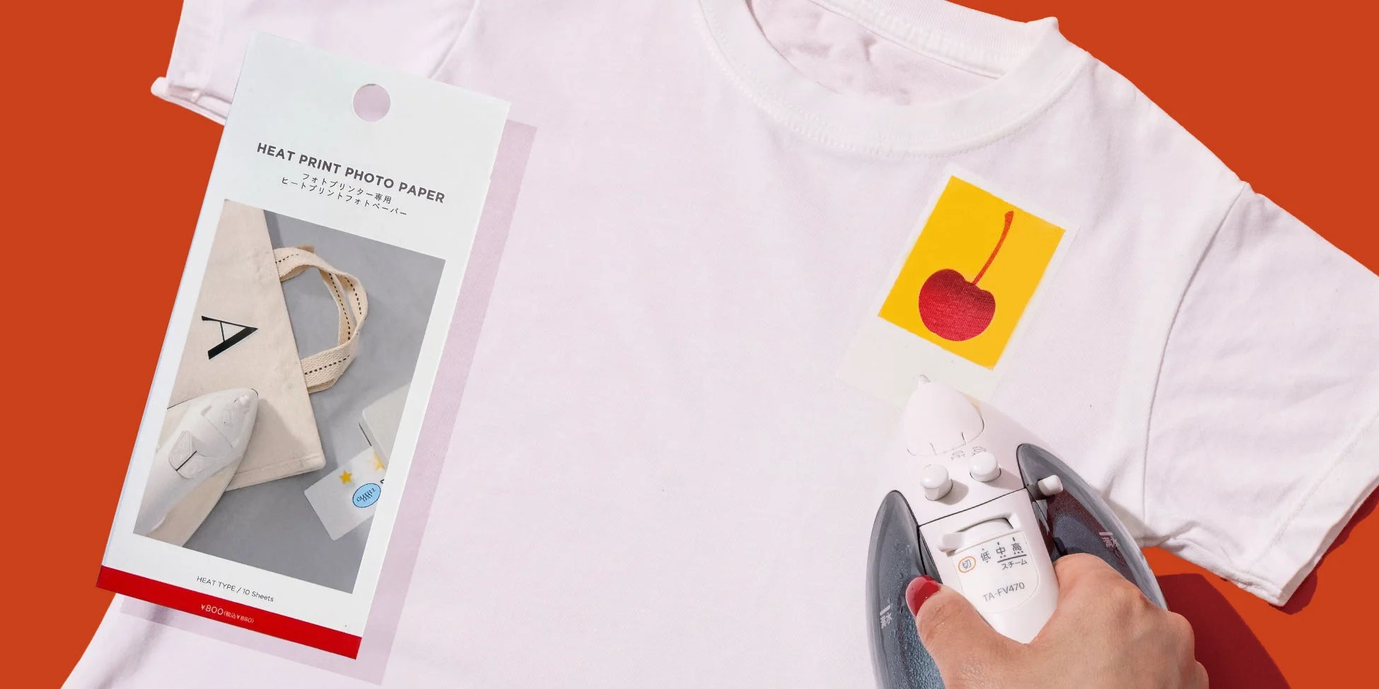 白いTシャツにチェリー柄のアイロンプリントを施している場面です。