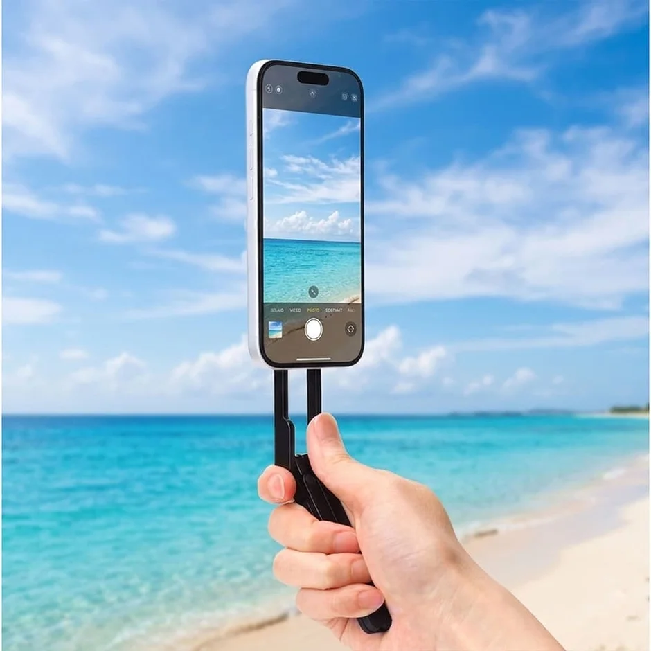 ビーチでスマホを自撮り棒のように使って撮影する様子