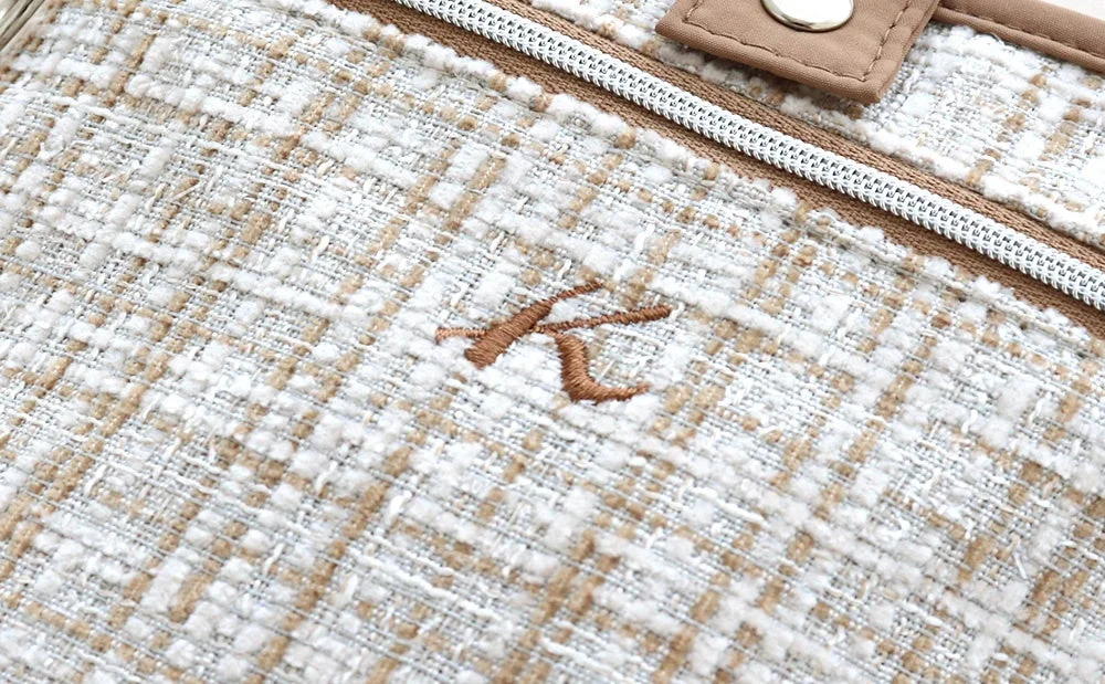 ツイード調の生地とKマークの刺繍
