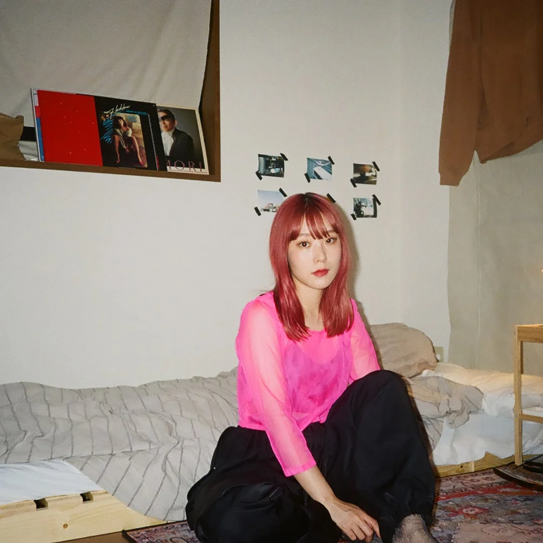 ピンク色の髪の女性、おかもとえみさんのポートレート