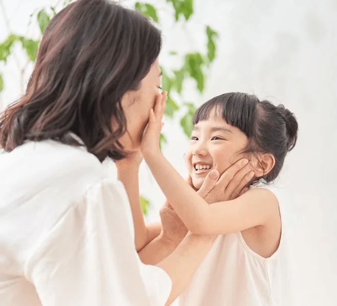 母親と娘が笑顔で触れ合う様子