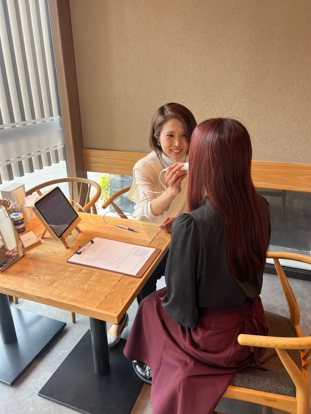 肌診断を受けるスタッフ