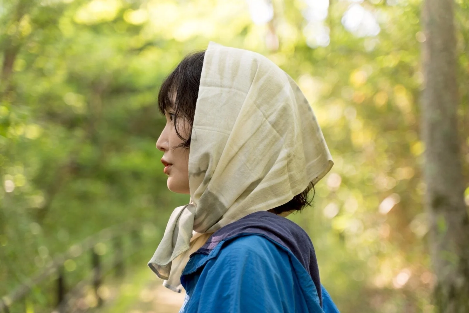 CHAORASてぬぐいを巻いた女性の横顔
