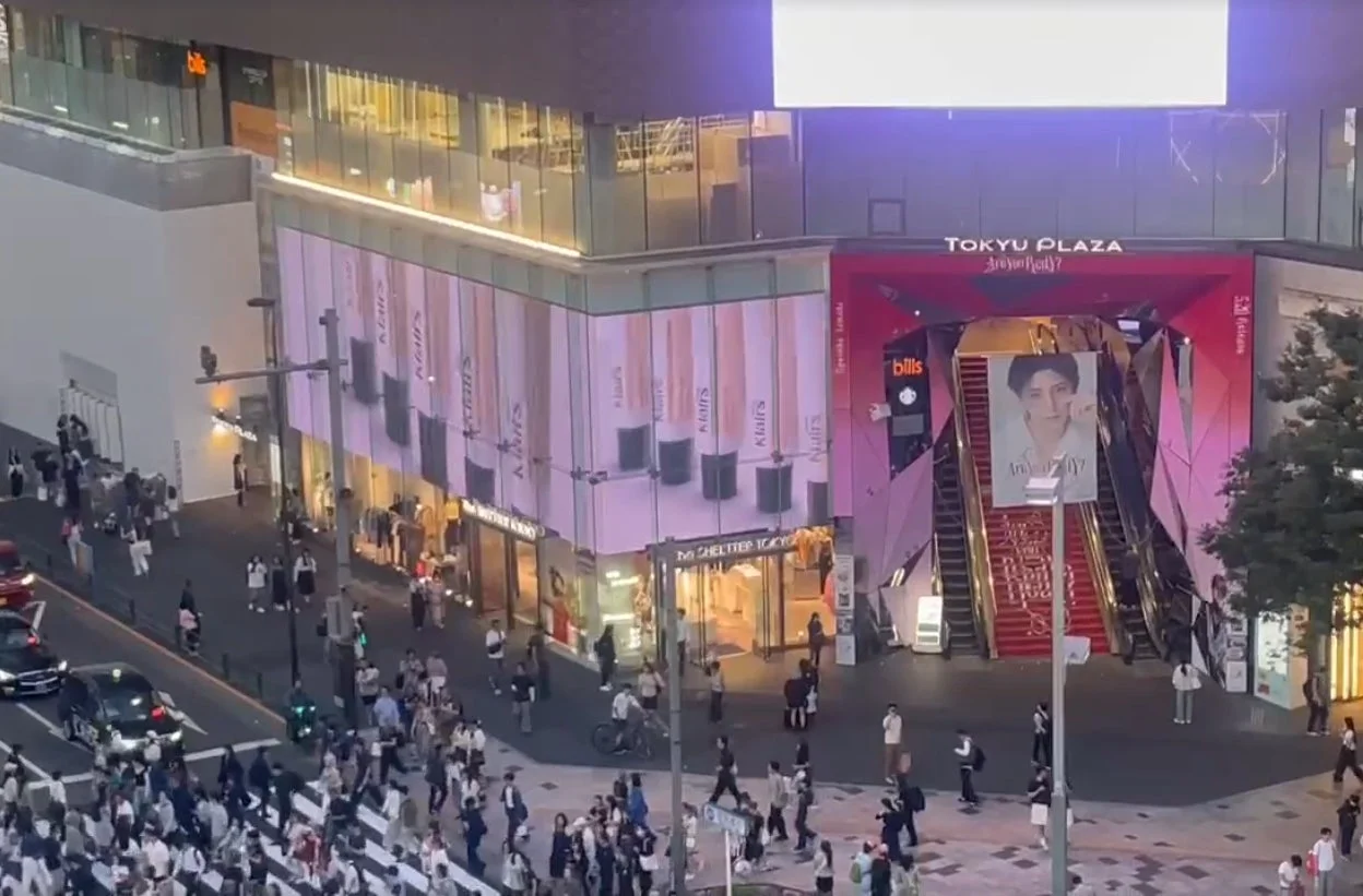 東京・表参道の大型ビジョンに掲出されたKLAIRSの広告