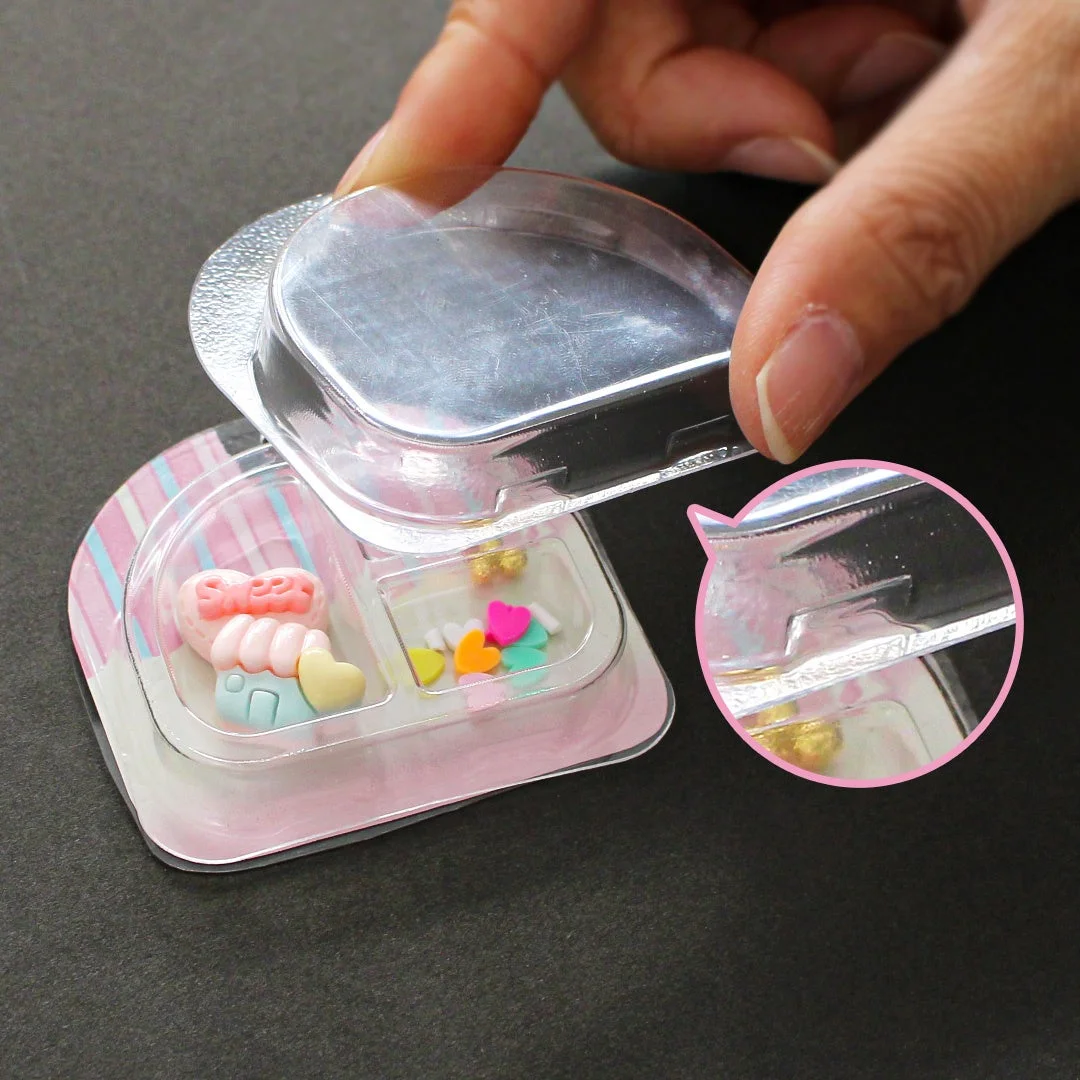 プラスチック容器を開けている様子とデコレーションパーツ