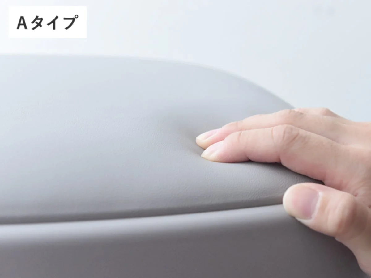 クッションの弾力性を指で押している様子