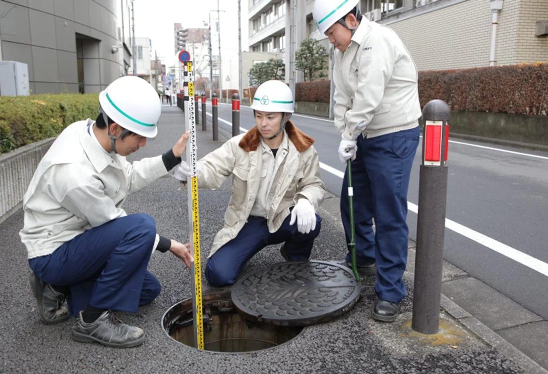 マンホール点検作業を行う作業員