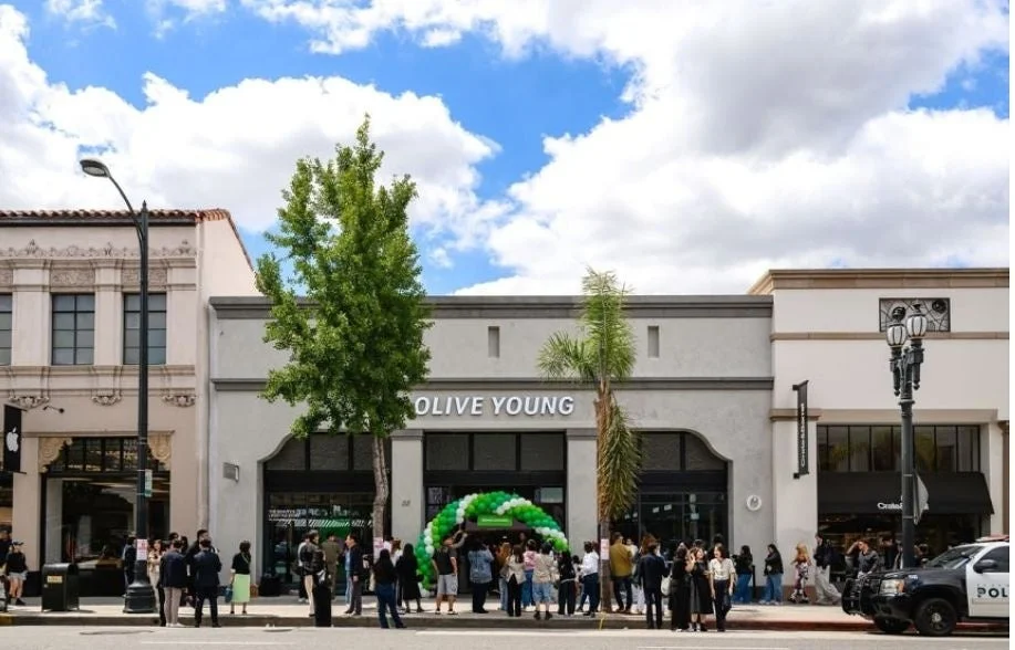 OLIVE YOUNGの店舗前でオープニングイベントのような光景