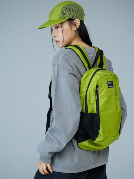 OverLabのバックパックを背負う女性