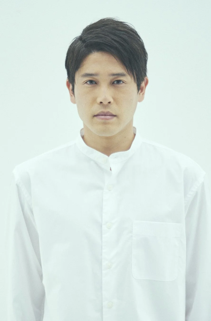 白シャツ姿の日本人男性ポートレート
