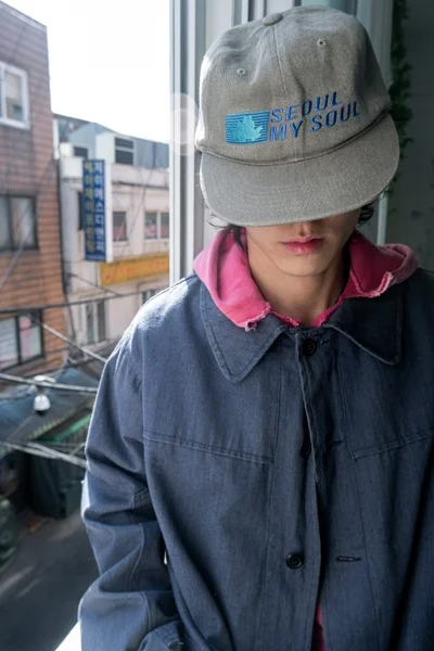 MASCOMPANYのキャップを被る人物