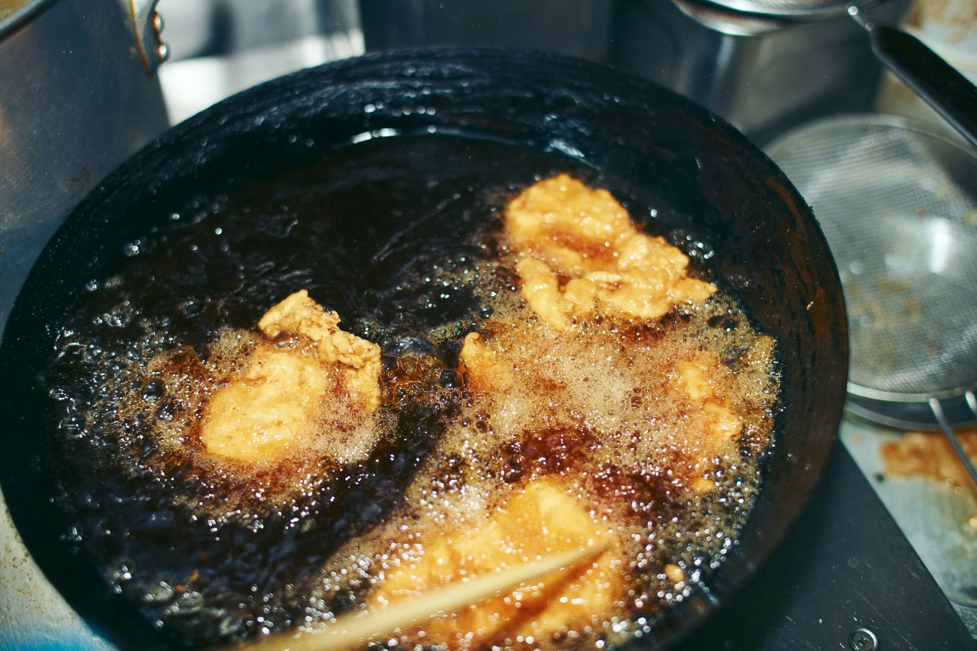 熱い油で食材が揚げられている様子