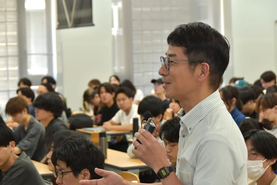 たけぞう氏が学生たちに話している様子
