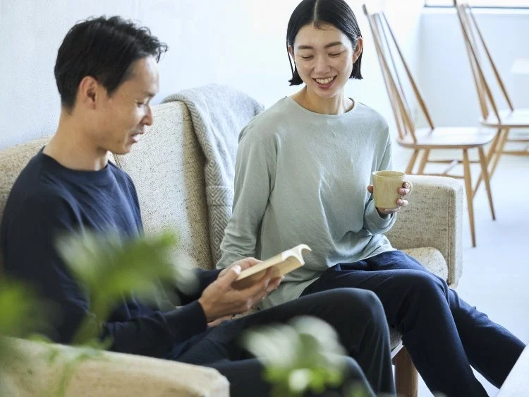 ソファに座ってリラックスしている男女のカップル