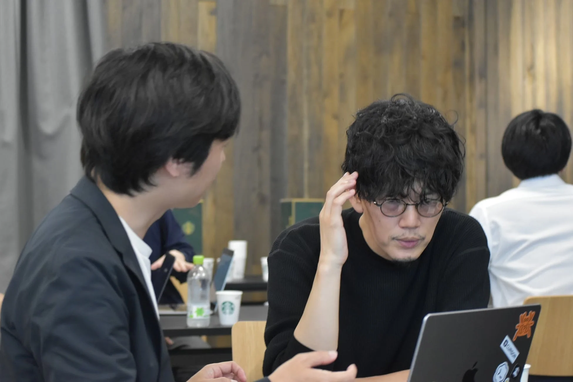ノートパソコンを囲んでの議論